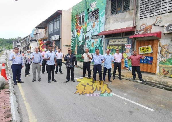 汝来旧街场商铺后巷的壁画于去年尾完成后，阿鲁古马（左3）联同芙蓉市政局主席拿督查扎里及官员，前往巡视。