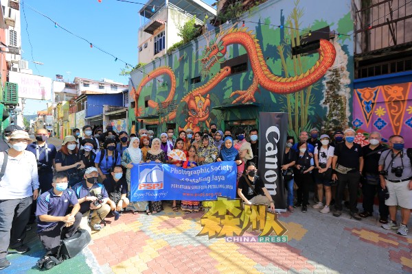 在韩春锦（左）安排下，巴生谷流域摄影界十分活跃的八打灵摄影学会（Photographic Society of Petaling Jaya）终如愿以偿，到芙蓉艺术巷一游。