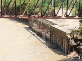 【今日森美兰头条】凌晨豪雨冲塌河堤 二度崩抢修添阻力