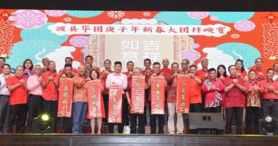 波县华团新春团拜宴‧李典和：一元对一元资助  250万捐款移交波中