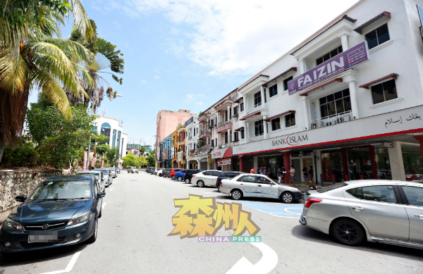 汝来Putra Point Jalan BBN1/2E路商铺于10月28日落实强化行动管制令，但该区不少商铺周二仍在营业。