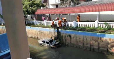 连人带车坠沟 醉汉悬挂沟边 车漂流1公里