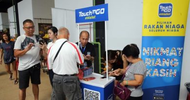 设摊位讲解鼓励商家登记　Touch n Go电子钱包走进巴刹