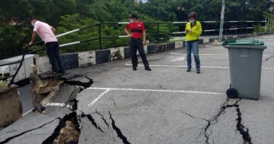 芙华联大厦金虎集团前 围墙突崩裂地陷