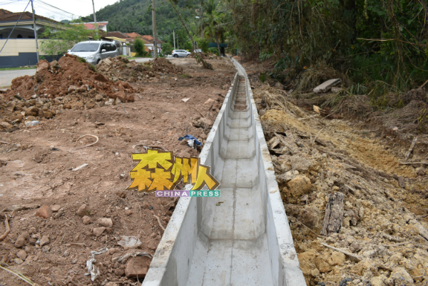 在益美花园第10路展开排水沟提升工程，以解决突发水灾问题。