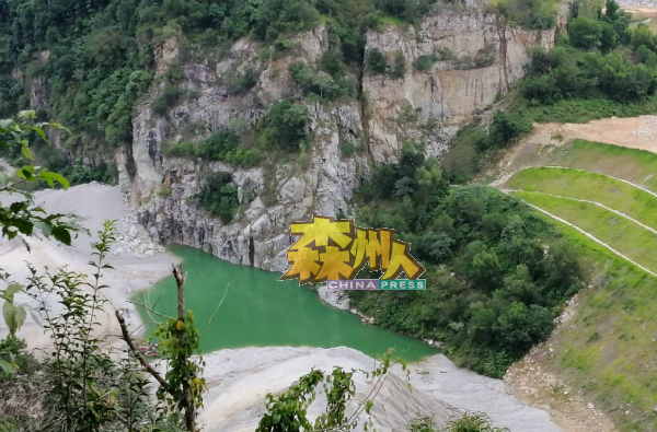 峇山近期因绿湖秘境广为人知，成为市内民众的攀爬及打卡新景点。