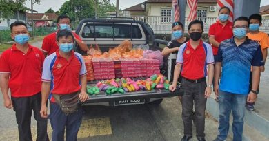 这个中秋不一样！  拉务八里村民获议员村委登门送礼