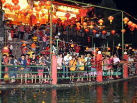 四师爷庙抛柑活动  单身男女雨中觅姻缘