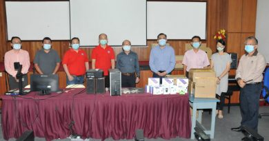 陆兆福派发逾百电脑  芙国会4华小受惠