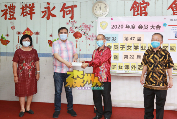 陆兆福（左2）移交3000令吉拨款支票予李国辉（右2），左为彭友娣，右为邹尚轩。