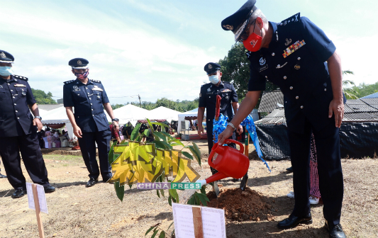 莫哈末尤索夫为船头警亭植树，代表该警亭将继续为民服务，日益壮大。