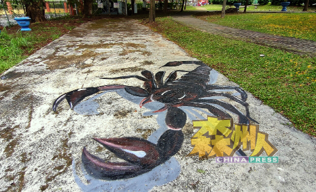 在公园行水道旁画上巨蝎子，为运动人士增添乐趣。