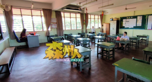 武吉不兰律益侨华小其中一间教室只有2名学生出席上课。