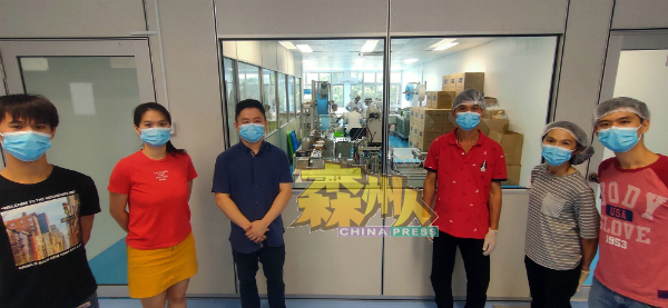 谢旺升（左起）、谢金倩、张伟文、谢正福、郑珍叶及谢旺旻，齐水协力花了3个月时间，自行组装口罩生产线。