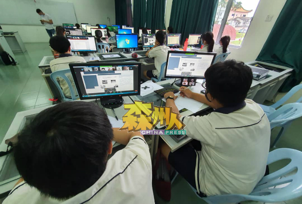 波中190名宿舍生是在学校课室或电脑室上课。