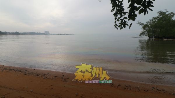 虽然清理工作已完成，但依然可以看到浮在海面上如同彩虹般的油迹，也可以闻到油臭味