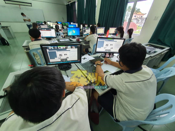 波中160名宿舍生是在学校课室或电脑室上课。