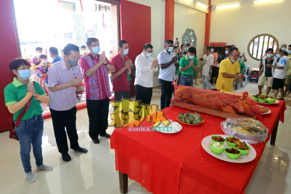 众嘉宾在现场进行膜拜仪式，祈求神明庇佑，左2起为谢琪清、张锦祥、关有理、黄天保、阿鲁古马及洪金星。