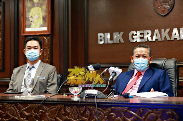 阿米努丁（右）公布州政府监控新冠肺炎的防范措施，左为张聒翔。