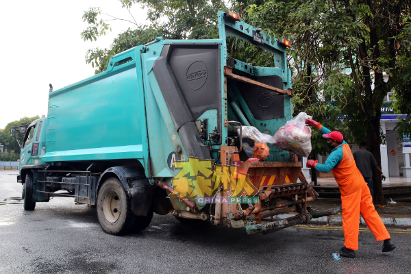 清洁工人会依据各地区的时间表，进行垃圾收集。