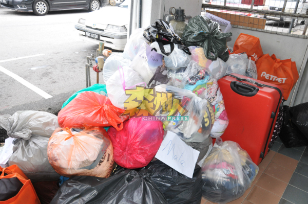 拉杭服务中心接获热心人士捐出，赠送予灾黎的大批衣物。