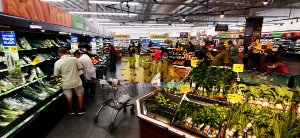 芦骨特易购蔬菜区最多人。