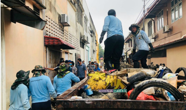 各地方政府的官员一起协助灾黎清理堆在屋后的垃圾，希望可在近日将所有垃圾清理干净。
