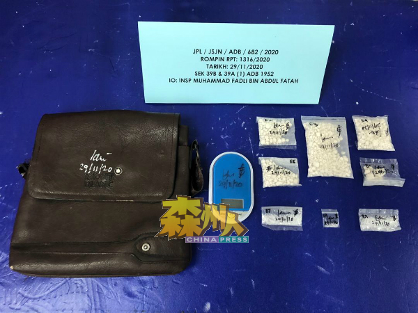 警员在嫌犯身上搜出一个棕色腰包，内里含有多包毒品以及一台小型电子秤。