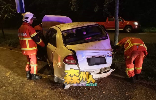 涉祸轿车不知何故失控撞向道路中央分界栏，司机第一时间由热心民众救出后，消拯员抵步检查轿车状态。