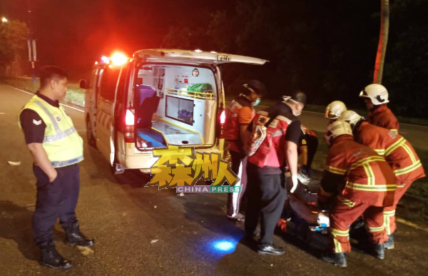 消拯队提供受伤司机初步治疗后，由救护车送往医院。