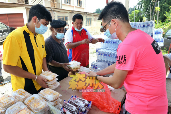 受影响的灾民可到亚沙国会议员服务中心在快乐花园外设立的临时援助中心，免费索取米粮、盒饭、面包等。