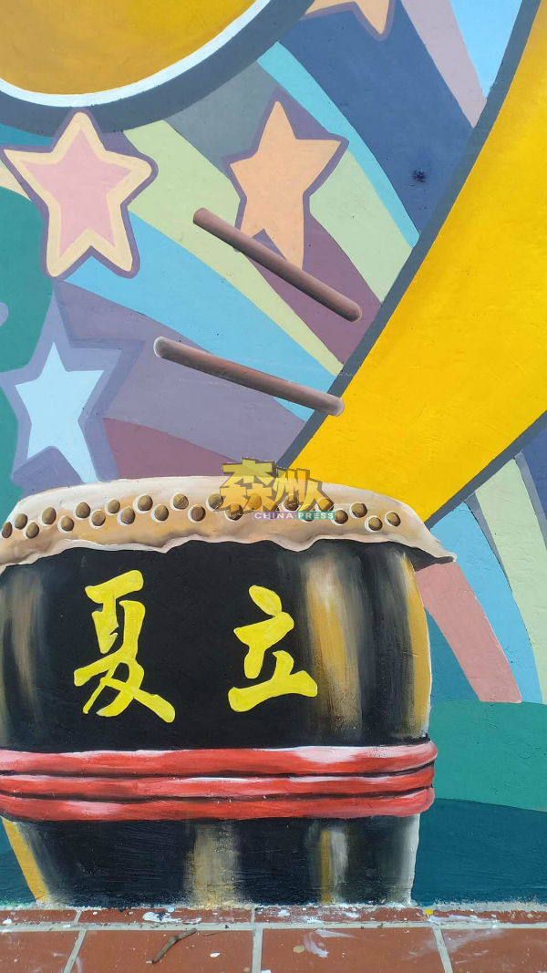 在真实的鼓棒被偷后，赖昭光把“鼓棒”画在壁画上，日后民众仅能作状捉着壁画上的“鼓棒”拍照。