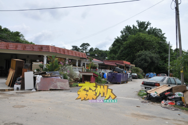 莫琛花园到处堆积垃圾，灾民担心衍生环境卫生问题。