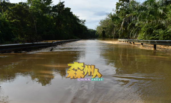从马口通往冷宜17公里处的道路也惨遭洪水淹没，水位约4至5尺高，导致通车路段中断超过6小时。
