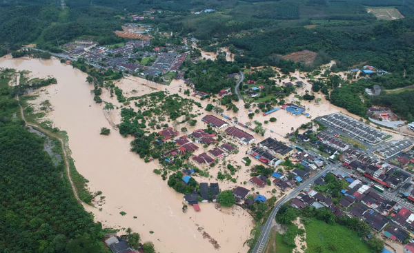 芙蓉县即将进入有条件行动管制令之际，竟爆发大水灾，沿河住宅区被水包围，市民坐困水城。