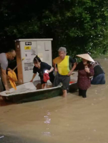 水势太过凶猛，民众措手不及，在拯救行动中乘坐小船疏散到安全地。