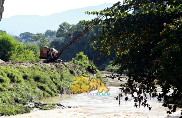 芙蓉水利灌溉局向瓜拉雪兰莪水利灌溉局商借专用挖泥机，在宁宜河进行清理和挖深河床工程。