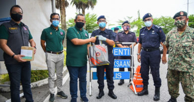 森大臣到边界路障探班 送礼袋为前线人员打气