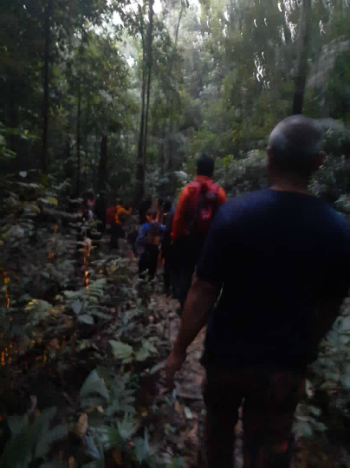 消拯员在天色渐渐转暗前，在距离入口5.6公里处发现9名失踪的登山者。