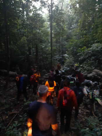 消拯员把失踪的登山者安全带下山。