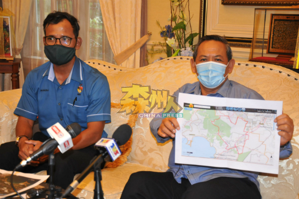 阿米努丁（右）展示周六（7日）落实有条件行动管制令的宜唛区受影响地区。