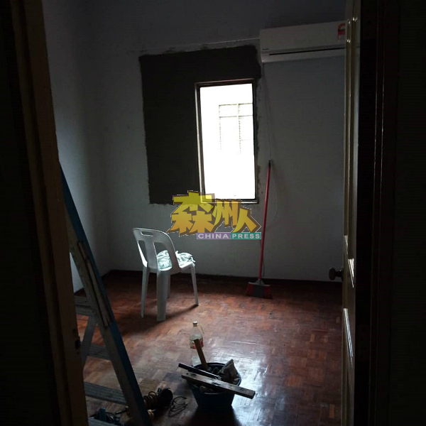黄勇翔被逼花费将房间一边的窗口封死，另一边则安装比较不透音的玻璃窗，防止噪音的侵入。