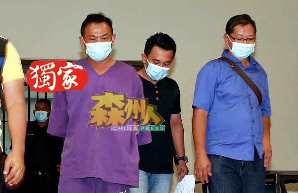林姓华裔嫌犯（左）被带离法庭时，显得一脸镇定。