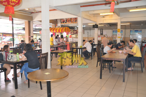 疫情增加，消费者担心疫情减少出门，咖啡店生意再度下滑。