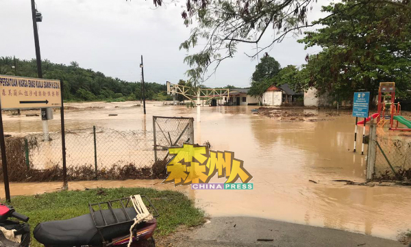 瓜拉沙花乐龄俱乐部和瓜拉沙花新民校友会会所前方篮球场遭河水淹没。