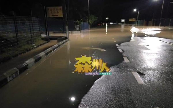 瓜拉沙花观音庙进口处马路首次发生水灾。