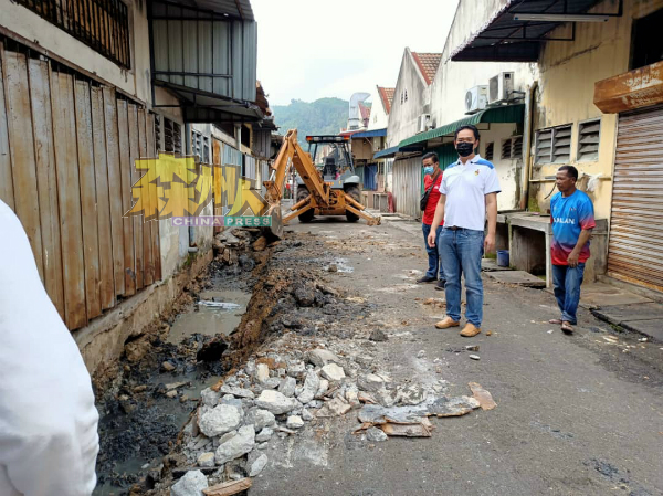 马口万乐镇后巷排水沟如火如荼进行中，预计在11月底竣工。