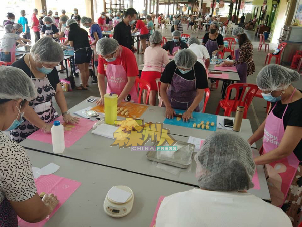芙蓉万茂新村通过“卓越女性发展计划”，举办“太阳饼制作工作坊”，由此研发属于万茂新村的“向阳饼”。