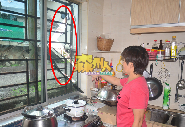 潘女士：厨房窗框防晒玻璃已经裂开，部分碎片掉落在灶头发出异响。 