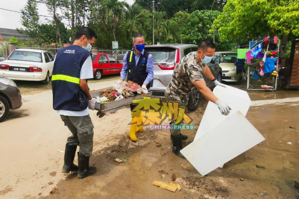 马华志工团自水灾发生首日连续6天协助灾民清理家园。